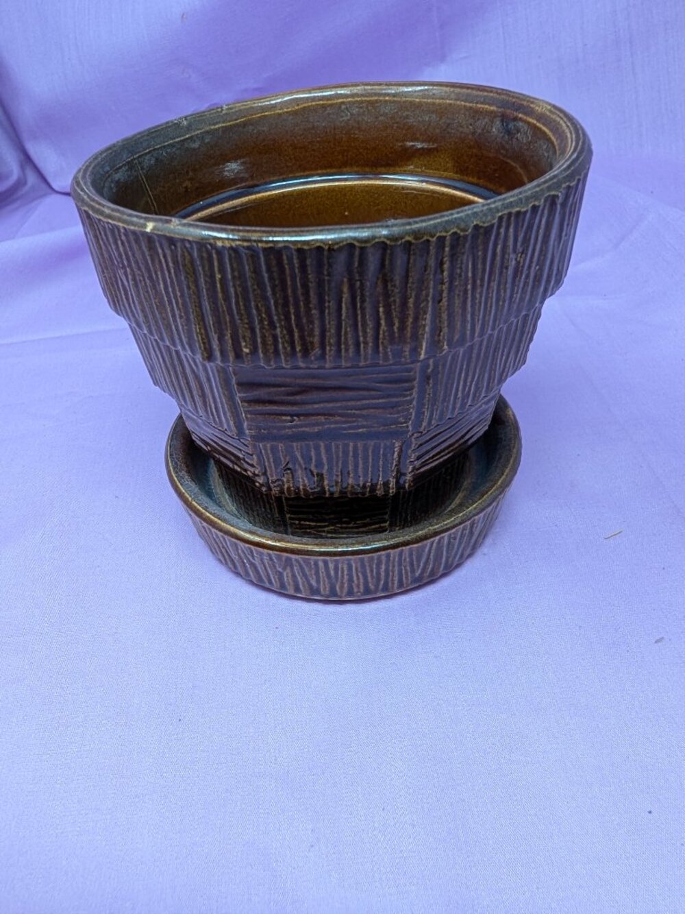 Small McCoy flower pot with attached saucer - Picture 4 of 4